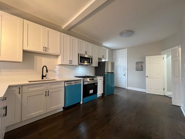 Building Photo - 2249 W Cermak Rd