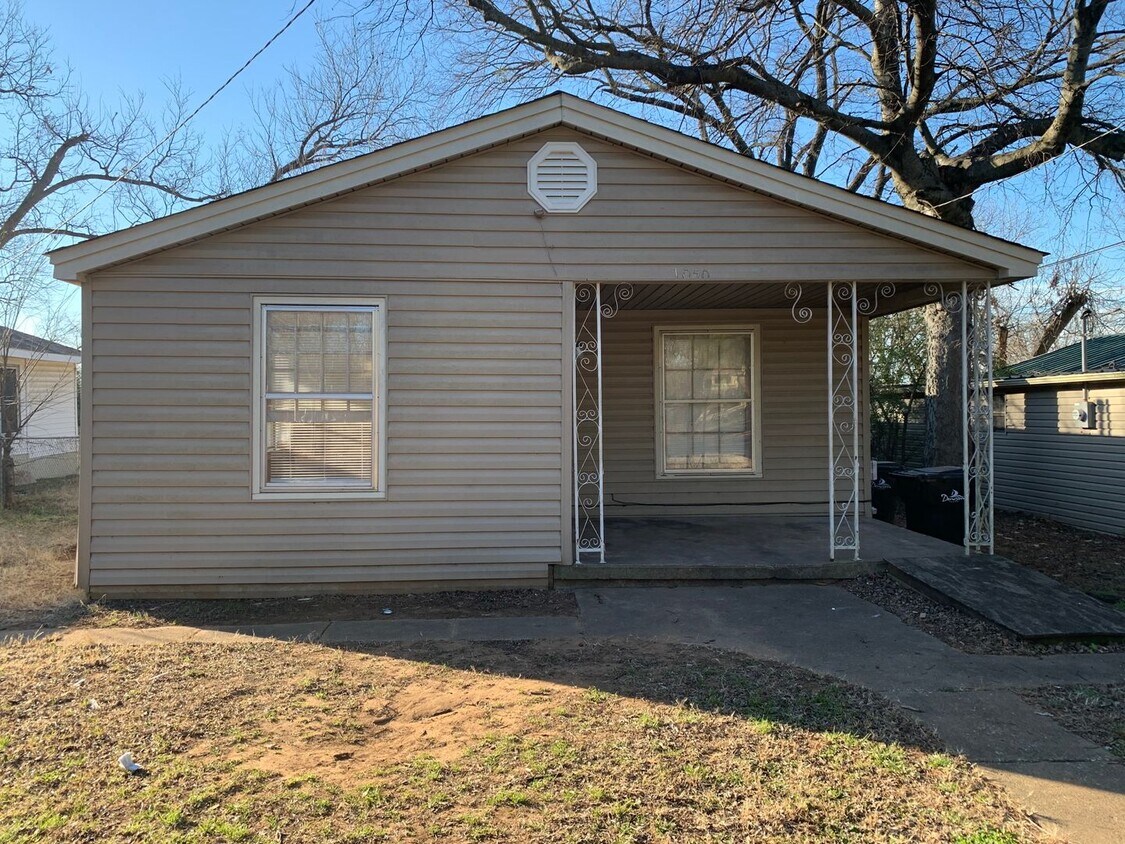 Primary Photo - 1050 Dubois St