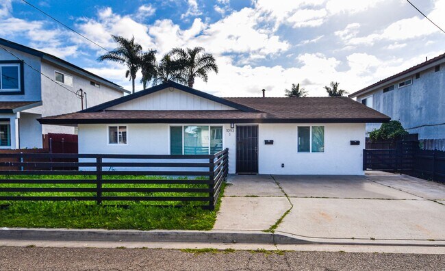 Building Photo - Available unfurnished  long term home in I...