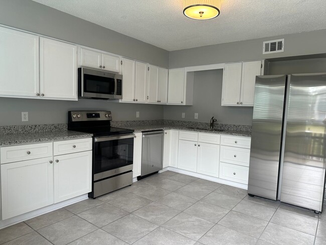 Building Photo - Two Bedroom Unit in a Great Location!