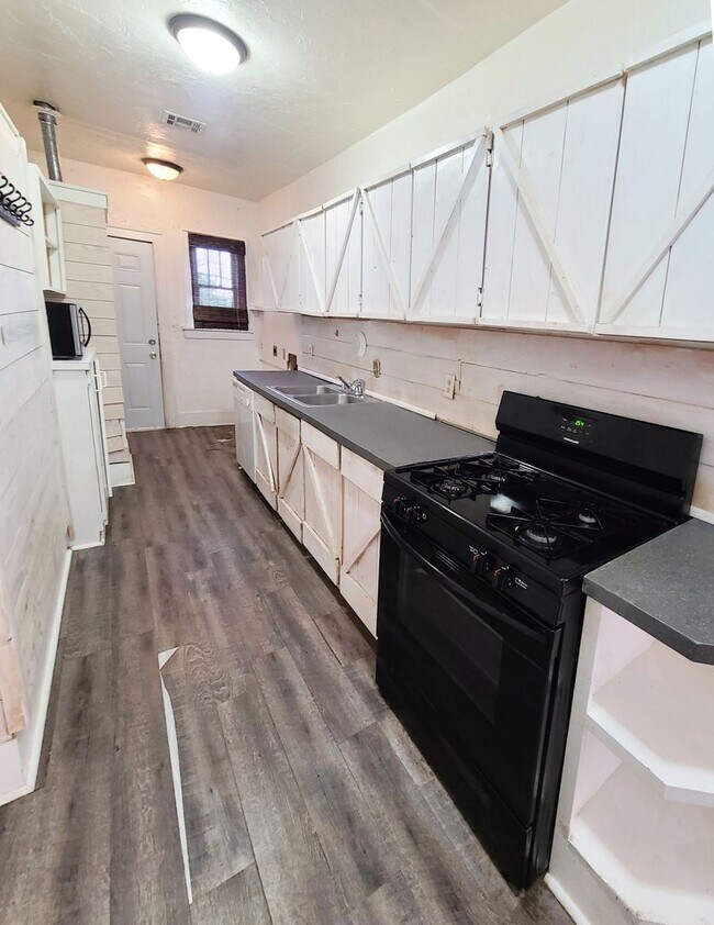 Building Photo - Duplex in the heart of historic NW OKC!