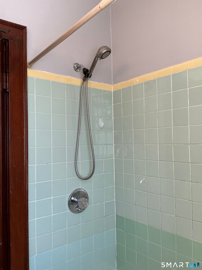 Building Photo - 10 Erin St