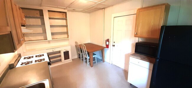 Building Photo - 10 bedroom Collegetown House Available 202...