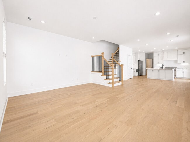 Building Photo - Hollywood Luxury Living