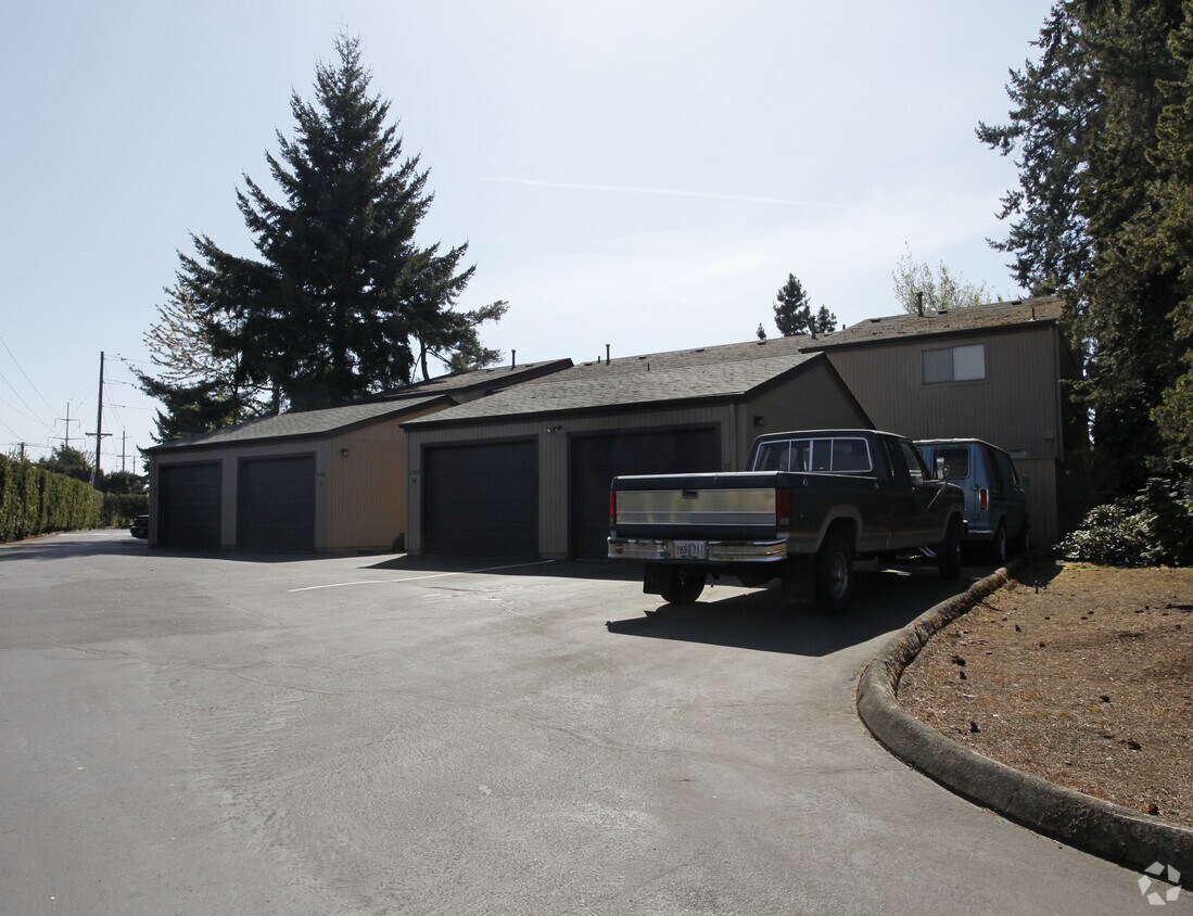 Building Photo - Courtside Manor