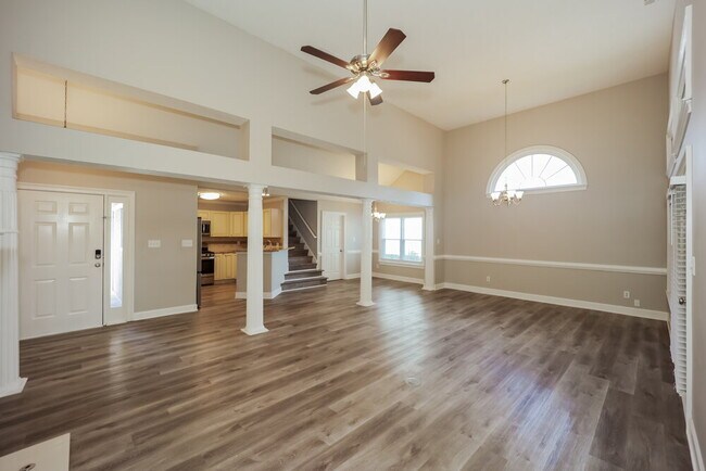 Building Photo - 385 Fairway Ct