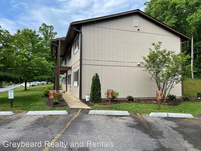 Building Photo - 2 br, 1 bath House - 360 Genesis Circle Ap...