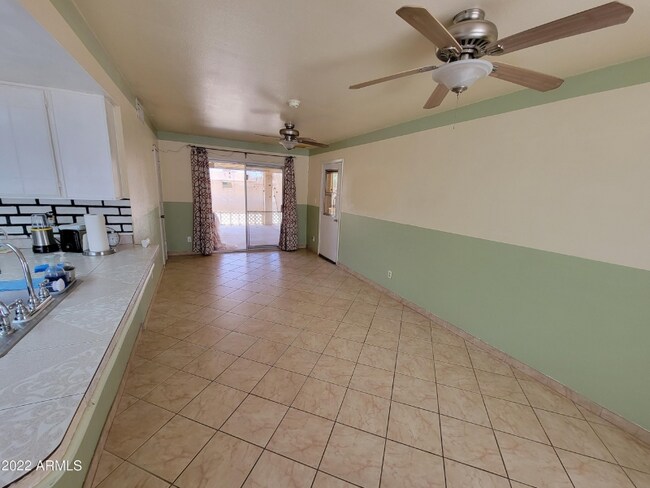 Foto del edificio - 8813 W MacKenzie Dr