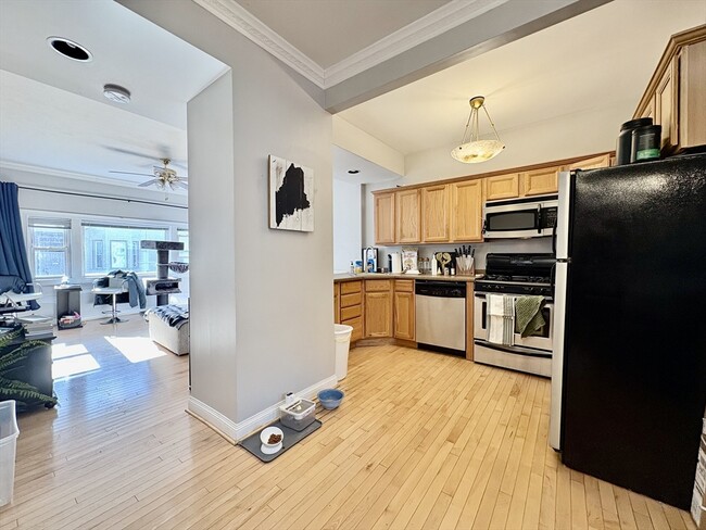 Building Photo - 666 E 5th St