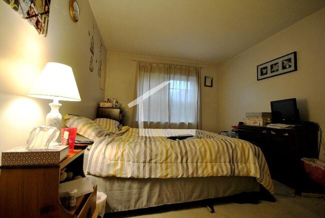 Building Photo - 166 Lake Shore Rd