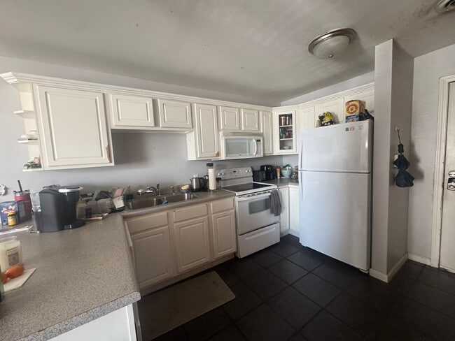 Building Photo - Renaissance II Condominiums: Available Fal...