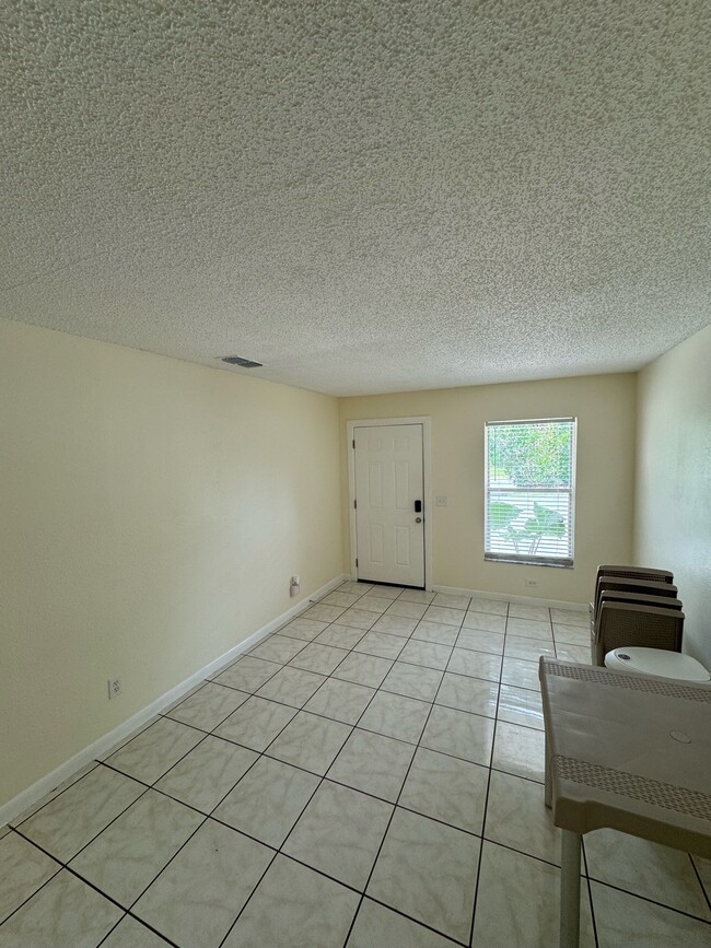 Sala de estar - 1411 E 109th Ave