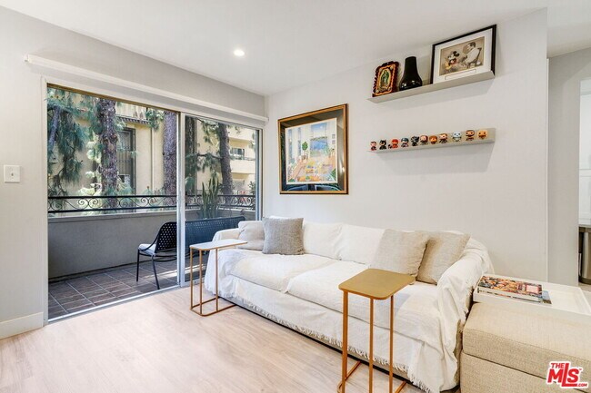 Foto del edificio - 6728 Hillpark Dr