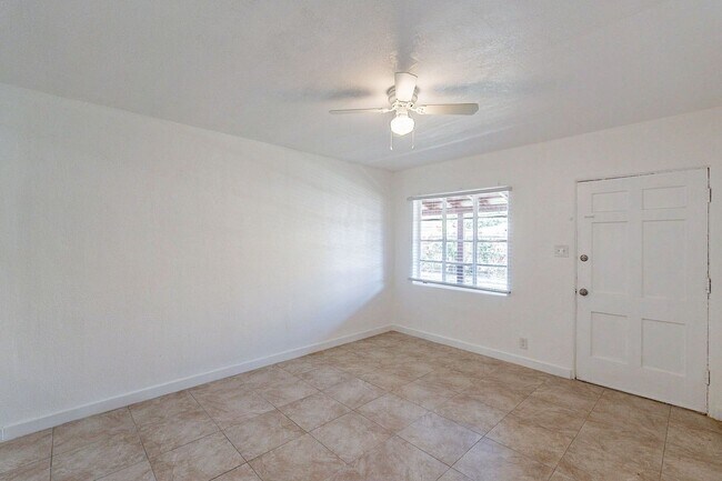 Building Photo - Two Bedrooms - Central Phoenix!