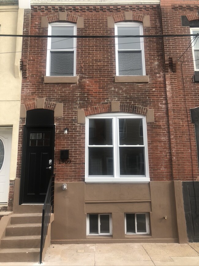 Building Photo - 1909 Dudley St