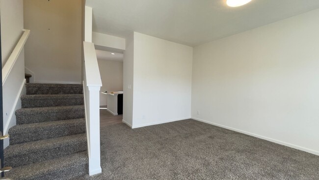 Building Photo - Newer 4 Bedroom 2.5 Bath House