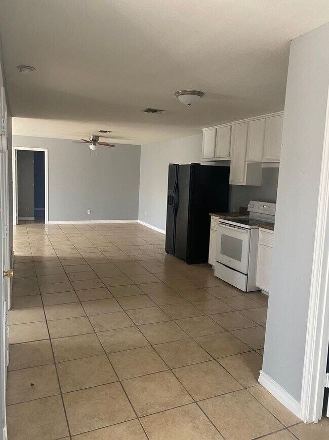 Building Photo - 3/1-Back house apartment, you only pay ele...