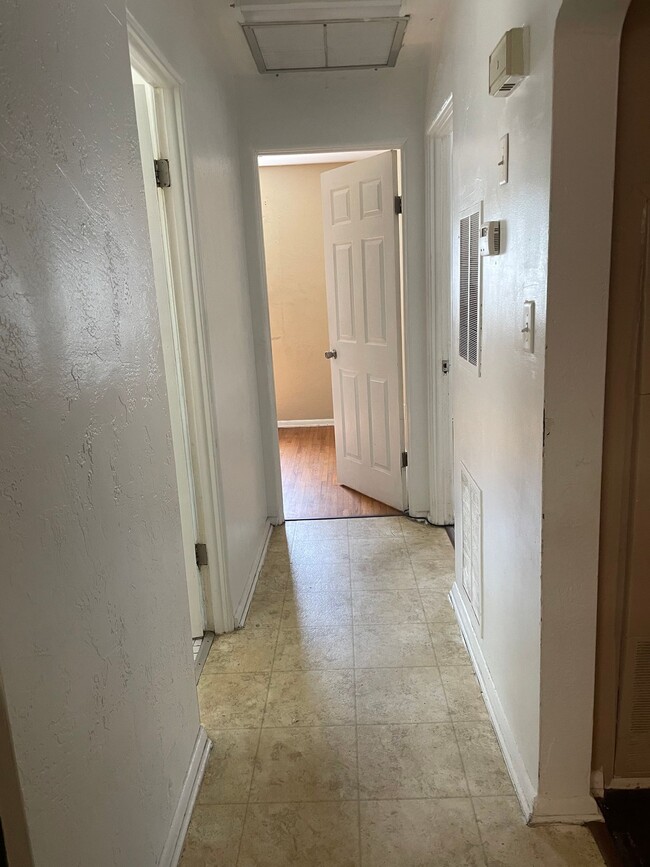 Building Photo - 1/2 Duplex Near Downtown Deland and Stetso...