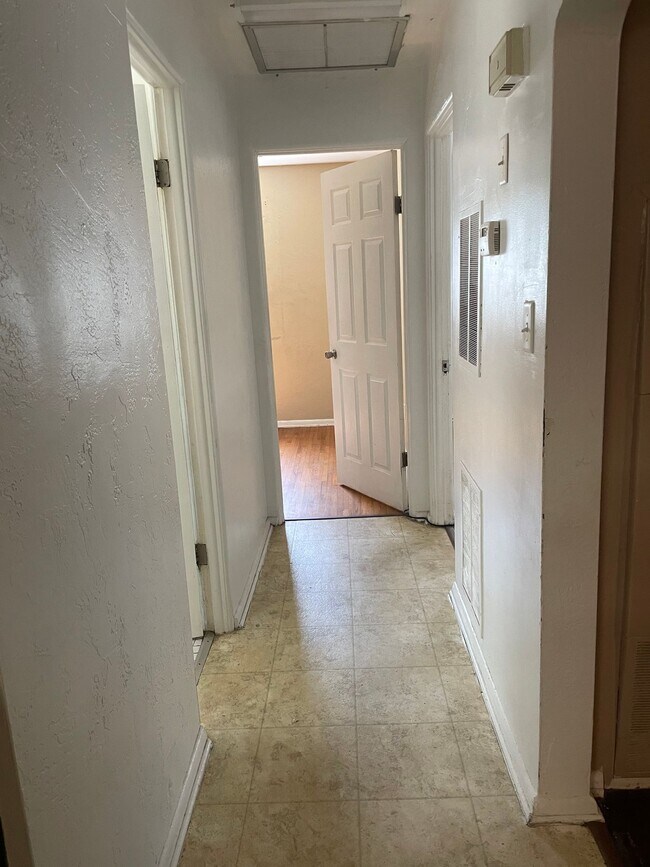 Foto del edificio - 1/2 Duplex Near Downtown Deland and Stetso...