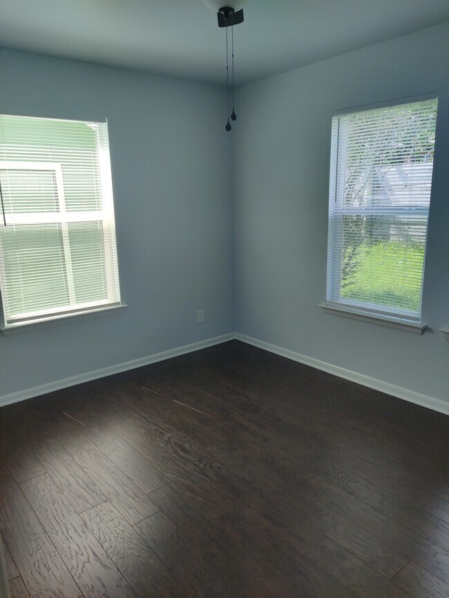 Building Photo - 1107 Concho St