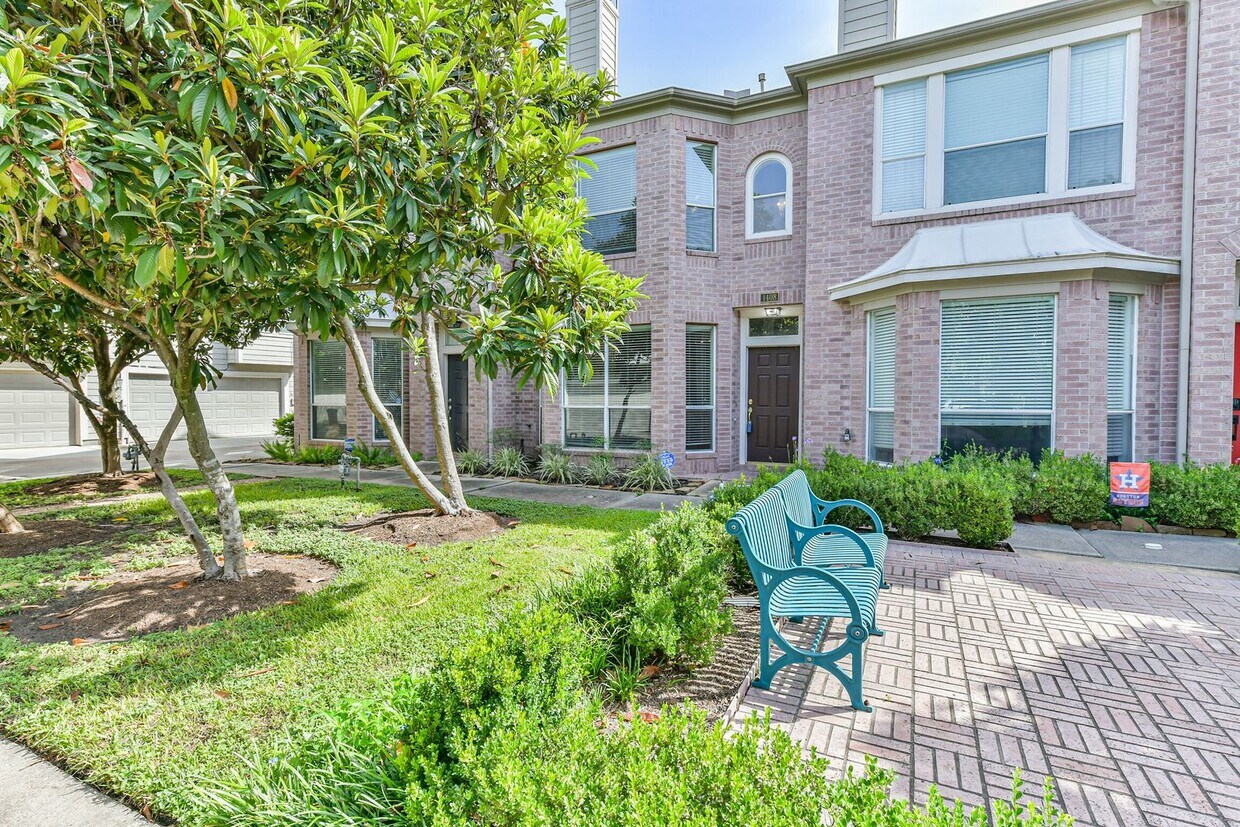 Foto principal - Offered by Precision Realty & Management, ...