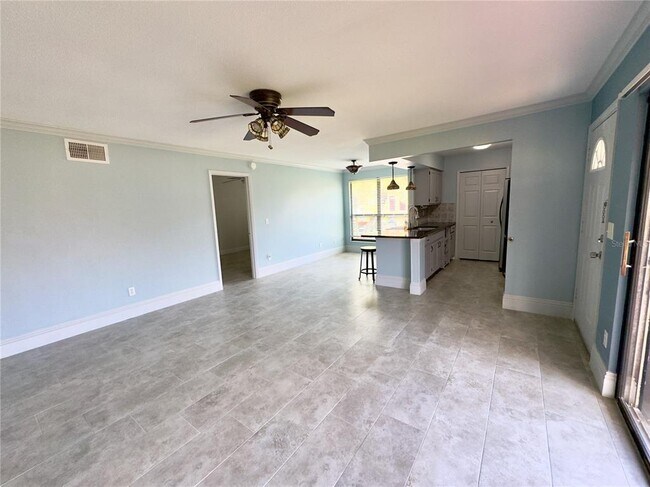 Building Photo - 601 Casa Park Court J