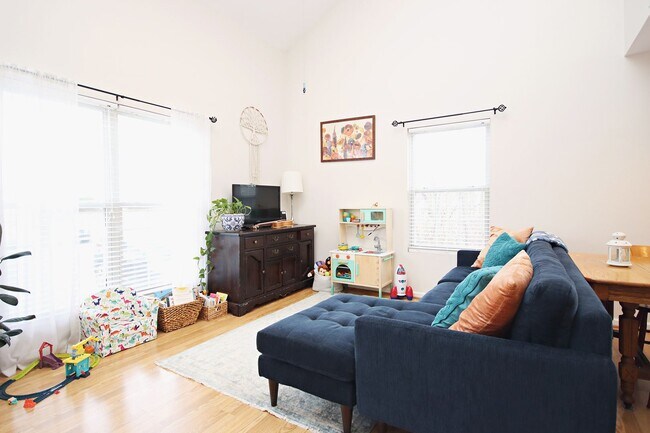 Foto del edificio - Pet-Friendly End-Unit Ridgecrest Townhome