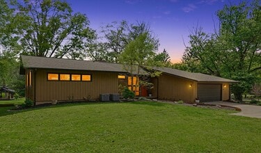 Building Photo - 1010 Parkview Dr