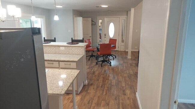 Building Photo - 1202 Anna Lee Dr