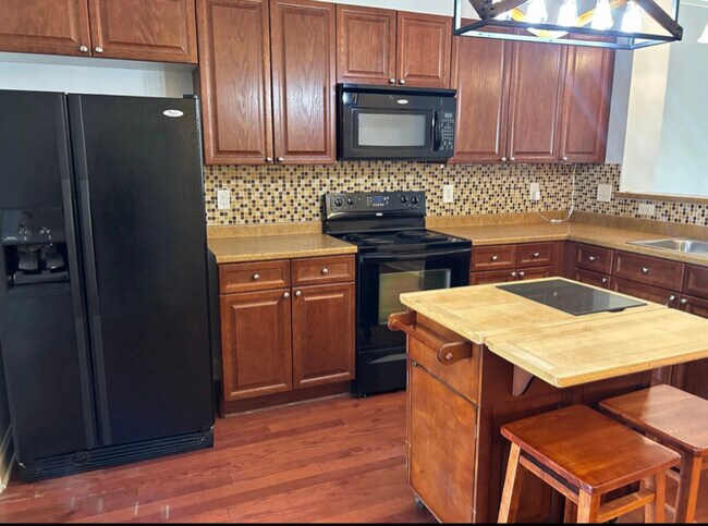 Foto del edificio - 735 Tulip Grove Rd