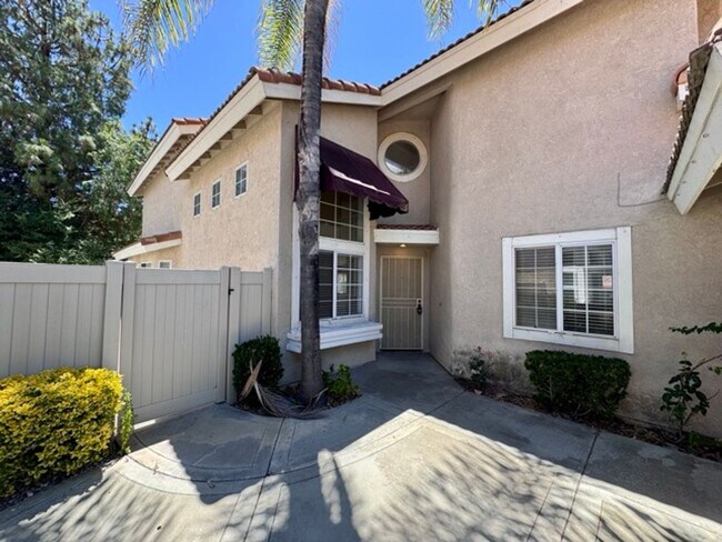 Foto del edificio - Spacious 4 Bedroom Home with Expansive Bac...