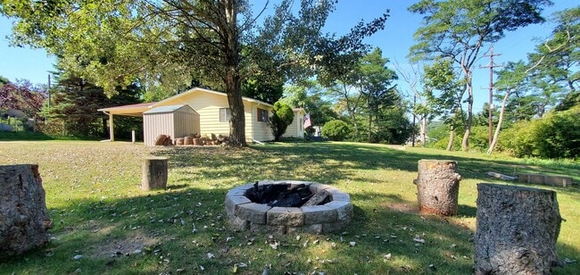 Building Photo - Charming 3-Bedroom, 1.5-Bathroom Fully Fur...