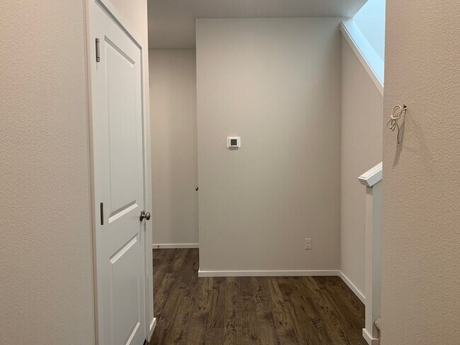 Foto del edificio - 4 BED/2.5 BATH PLUS A HUGE BONUS ROOM! HIGH END FINISHES! LARGE FENCED BACKYARD !