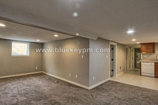 Foto del edificio - 2 Bed, 1 Bath Basement Apartment in Albert...
