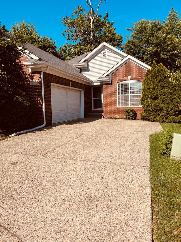 Foto principal - Spacious 3-Bedroom Home in Sought-After Be...