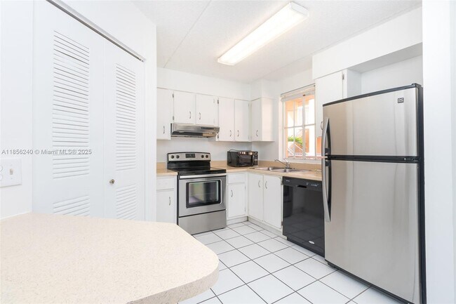 Foto del edificio - 6155 NW 186th St