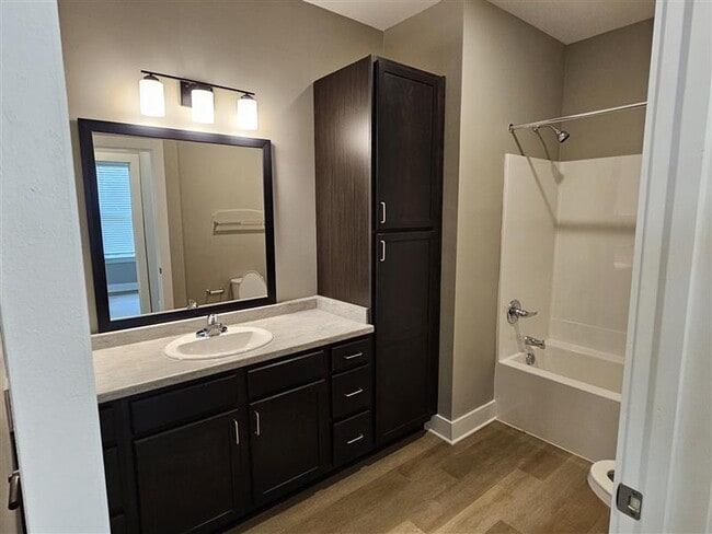 Building Photo - Lakeshore Villas