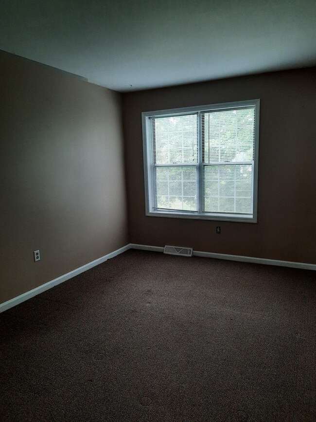 Building Photo - 142 Pickwick Pl