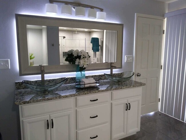 Building Photo - Gorgeous 3 bedroom, 2 bath