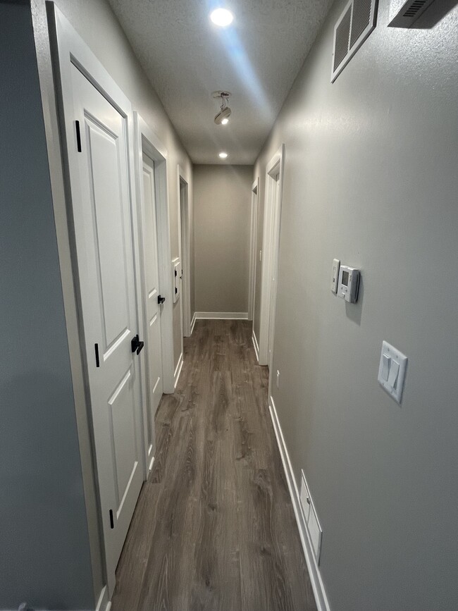 pasillo - 7605 W Norwood Ln