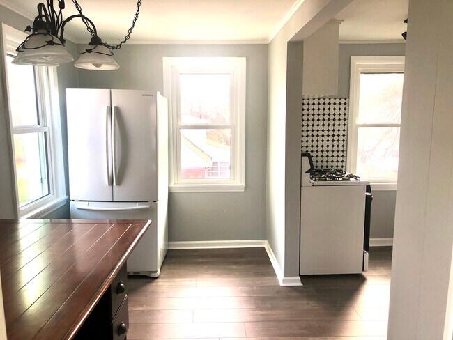 Kitchen and dining - 340 N 6th Ave