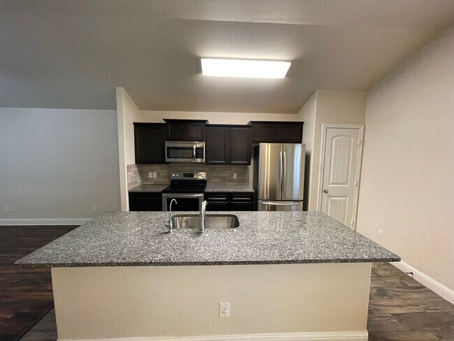 Building Photo - Beautiful Spacious Home Located in Windsto...