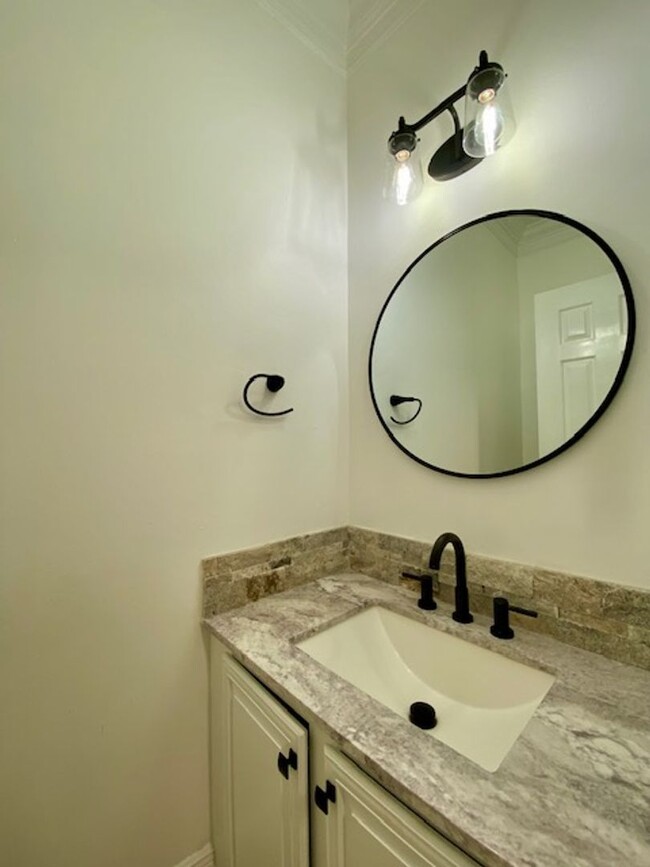 Foto del edificio - 2 Bedroom 2.5 Bath Condo in Ellerbe Woods!