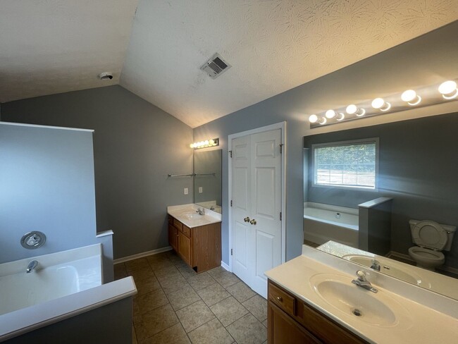 Building Photo - House in Auburn with fenced back yard!