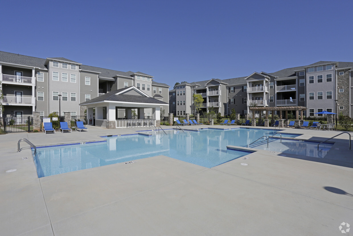 Piscina - Larkspur Pointe Apartments