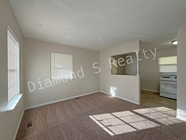 Foto del edificio - JUST REDUCED!  2 Bedroom House with Large ...