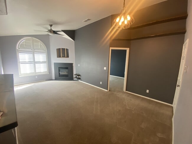 Building Photo - 8767 E Dry Creek Rd