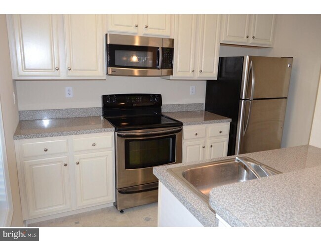 Foto del edificio - Pristine 1-Bedroom Apartment with Garage Parking in the Heart of Downtown Phoenixville – Availabl...