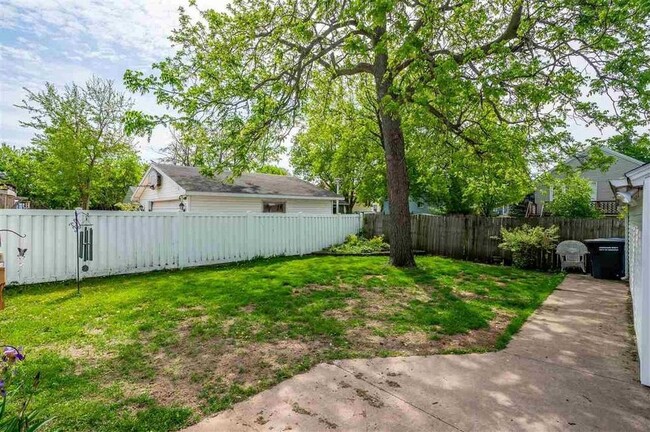 Building Photo - 3 Bedroom Home-Fenced in Yard