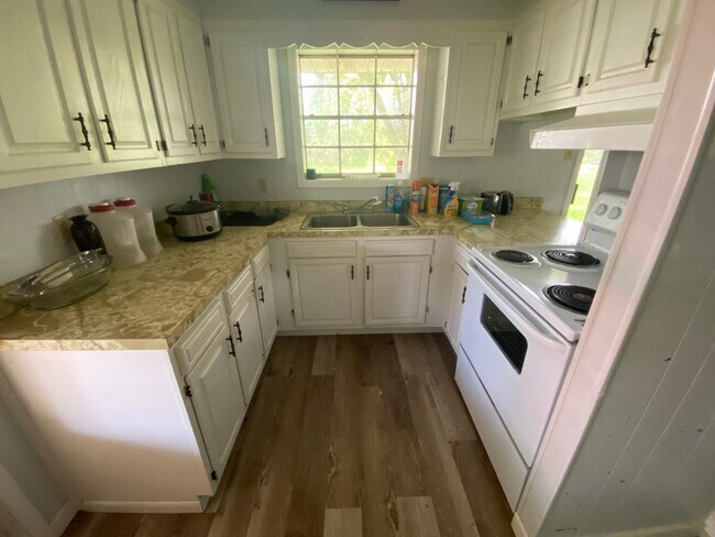 Building Photo - Great Home located in Small Town!
